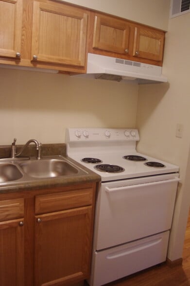 Building Photo - 17 Woodland Oaks Dr