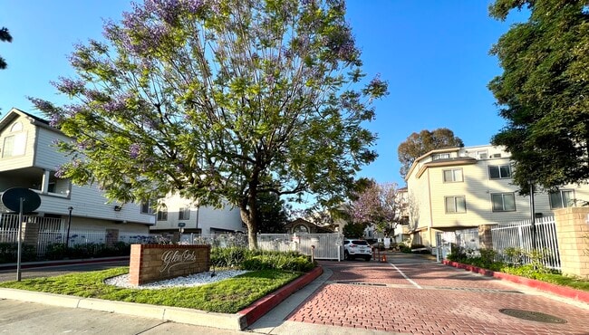 Building Photo - 11150 Glenoaks Blvd