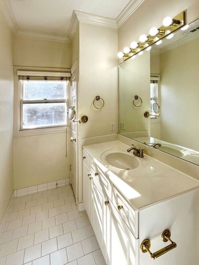 Building Photo - Lovely 1 Bed & 1.5 Bath Condo in Nashville...