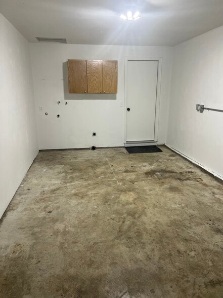 Laundry hook ups in garage - 14310 NE 14th Cir