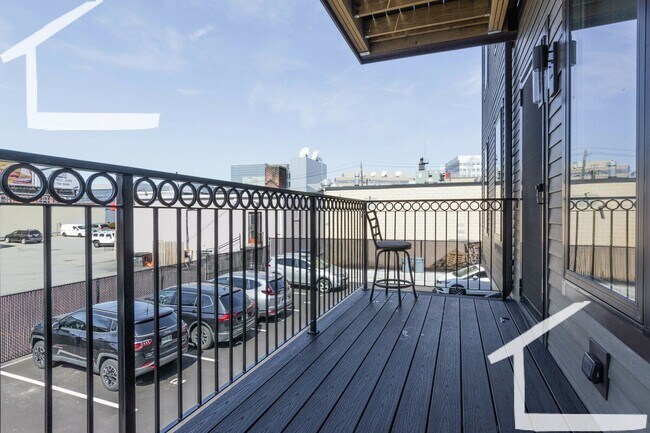 Building Photo - No Brokers Fee, Steps from Boston Lending, In-Unit Washer and Dryer, Central Heat/AC, Parking.