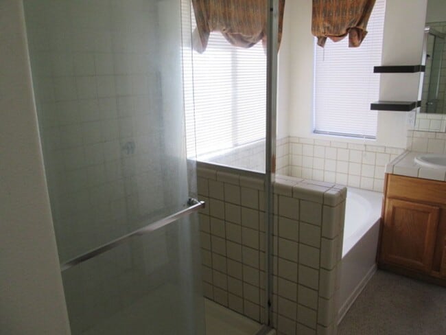 Building Photo - (4) Beds & (3) Car Garage