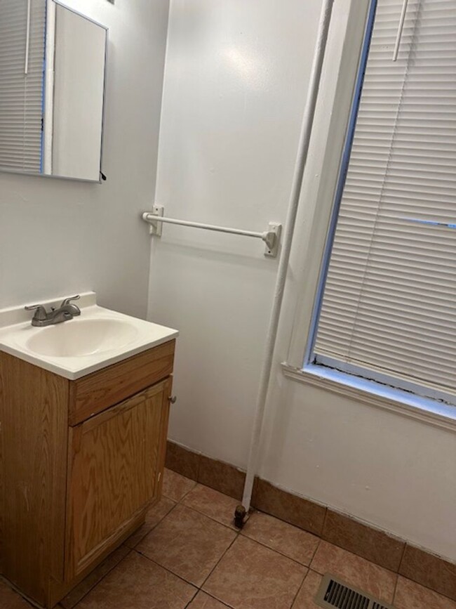 Building Photo - 1st Floor 1 Bed 1 Bath Apt Located On Lexi...