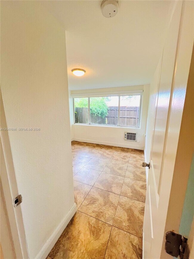 Building Photo - 410 Pinecrest Dr