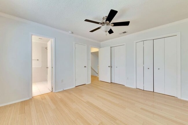 Building Photo - 9731 Meadowheath Dr