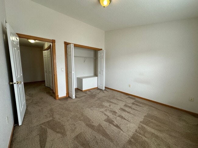 Building Photo - Spacious Townhouse Style Condo in Brookfield!