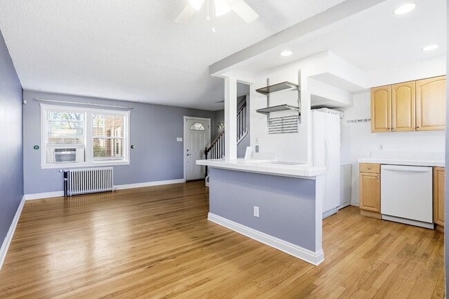 Building Photo - Park Hill townhome with outdoor space and parking