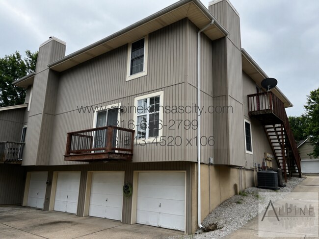 Building Photo - Spacious, 2 Car Garage! Great Location!