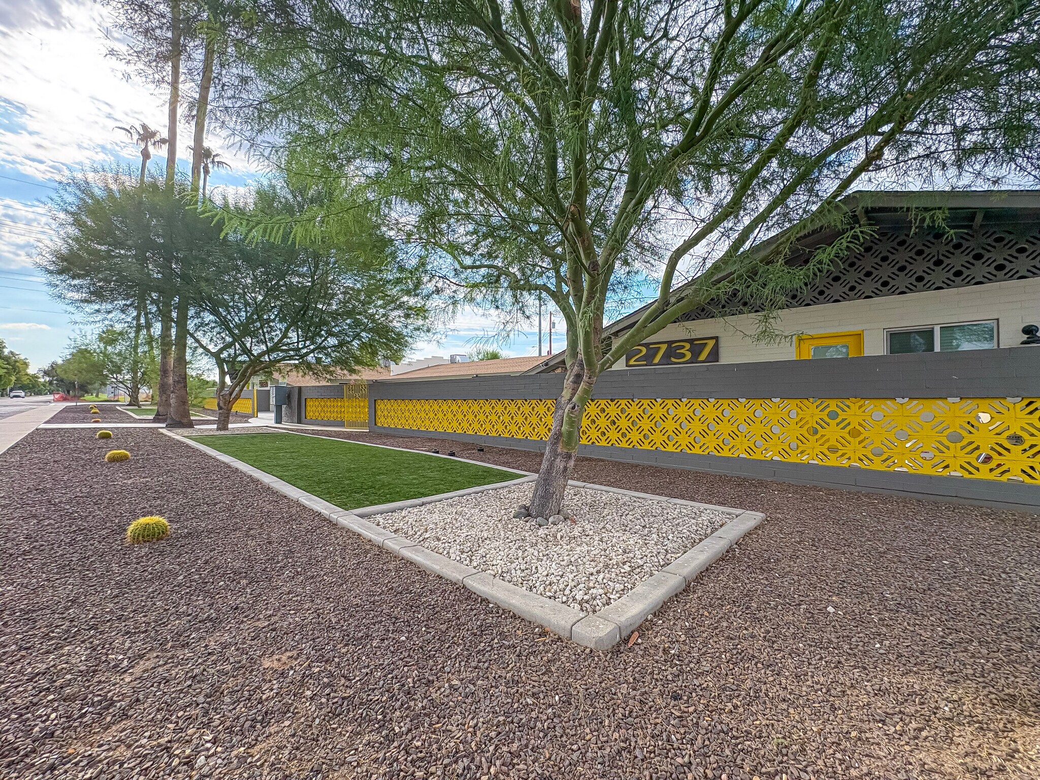 Building Photo - 2737 E Glenrosa Ave