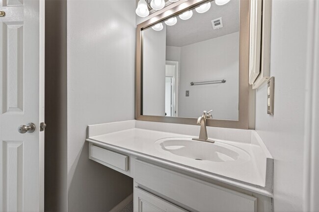 Building Photo - 6710 Creek Village Dr