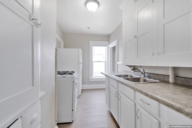 Primary Photo - 818/818A Bowen St