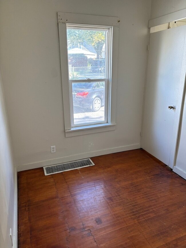 Building Photo - 812 W Park Ave