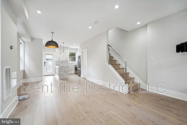 Building Photo - 608 Roxboro Pl NW