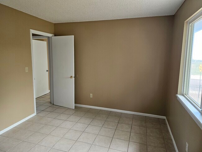 Building Photo - 3480 Cochran Dr