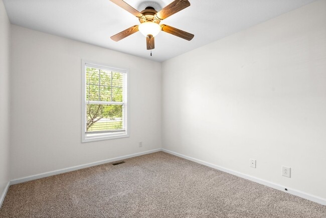 Building Photo - 3 Bedroom 2 Bath Pet Friendly Home For Ren...