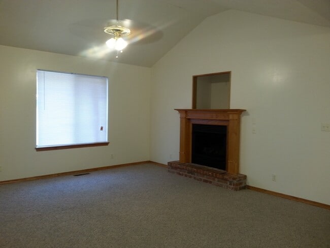 Building Photo - Executive Rental 2 Bedroom 2 Bath 2 Car Garage Duplex