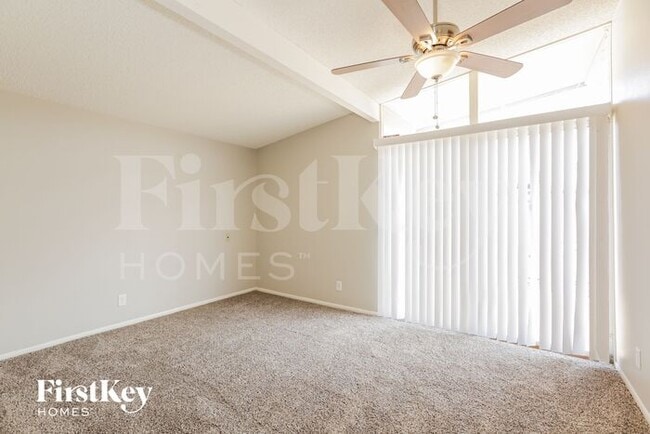 Building Photo - 6301 Fairwood Ave