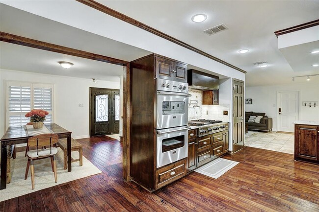 Building Photo - 3409 Lakeside Dr