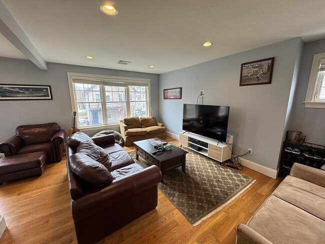 Building Photo - 10-12-12 Chestnut St