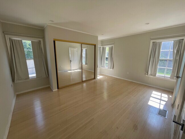 Building Photo - 437 Shirley Pl