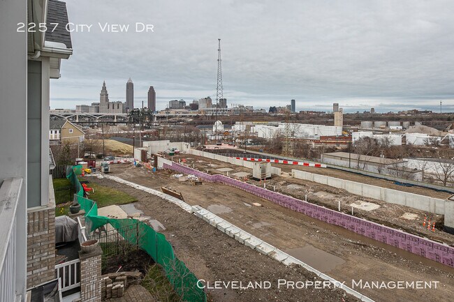 Building Photo - Stylish Tremont Townhome!