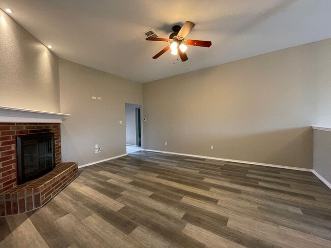 Building Photo - COMING SOON - 3 BEDROOM 2 BATH HOME IN SW ...