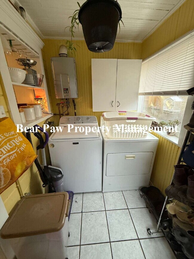 Building Photo - New Lower Prince on this Great Little Hous...