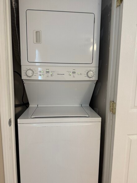 Building Photo - 2330 Edenborn Ave