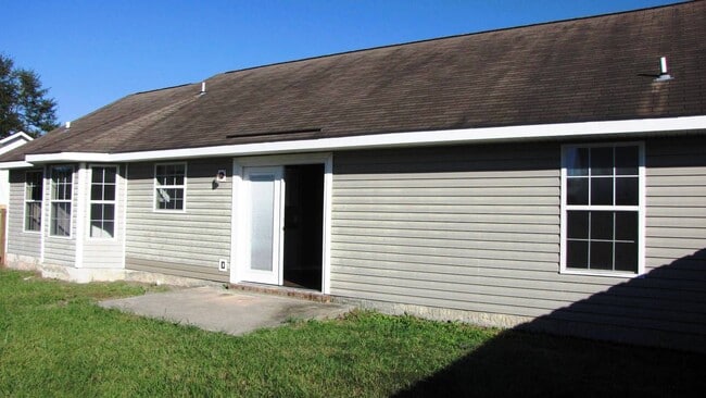 Building Photo - 3 bedroom 2 bath home on large corner lot