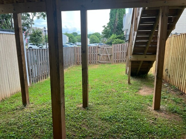 Building Photo - Spacious Townhome Close To EVERYTHING