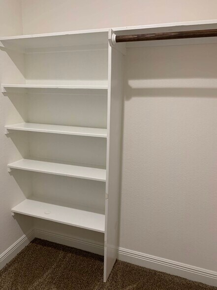 Building Photo - 5622 Ridgeway Dr