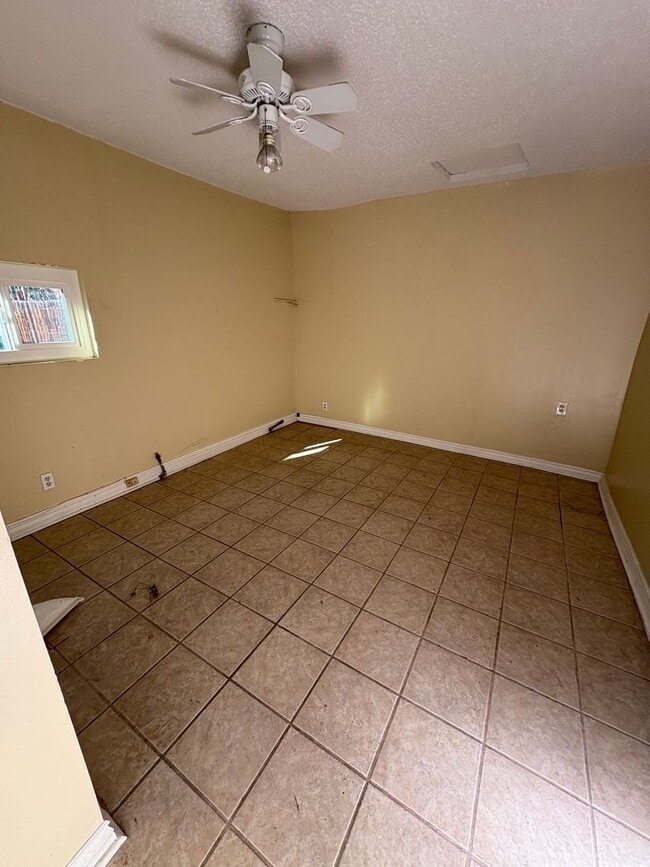 Building Photo - FOR RENT!! AVAILABLE 12/20/2025