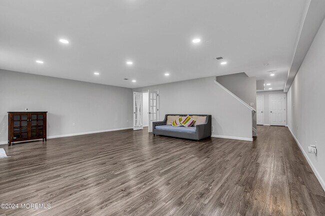 Building Photo - 44 Begonia Ln