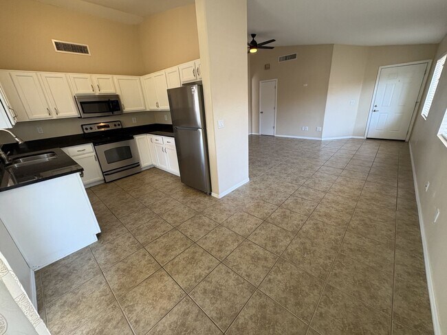Building Photo - Move in ready east side rental