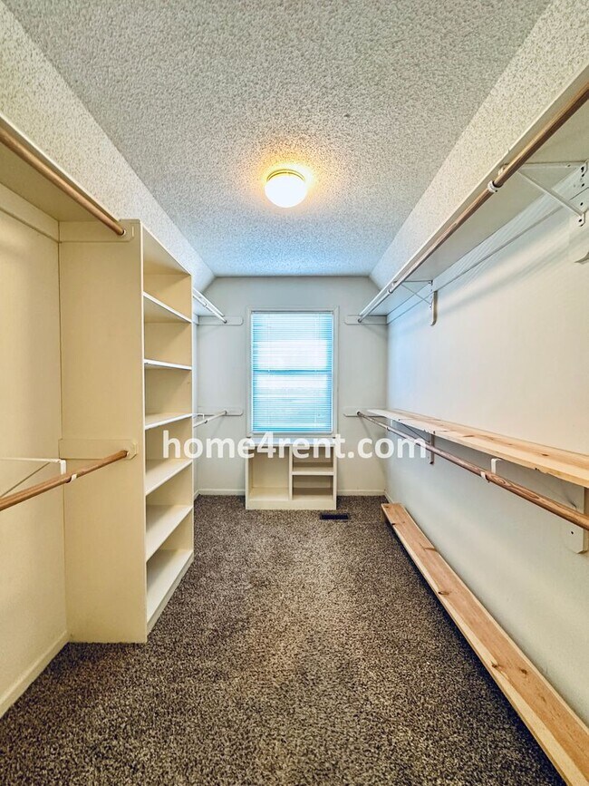 Building Photo - Blue Valley Northwest home on a cul-de-sac w/ granite counters, ss appliances and fenced yard!