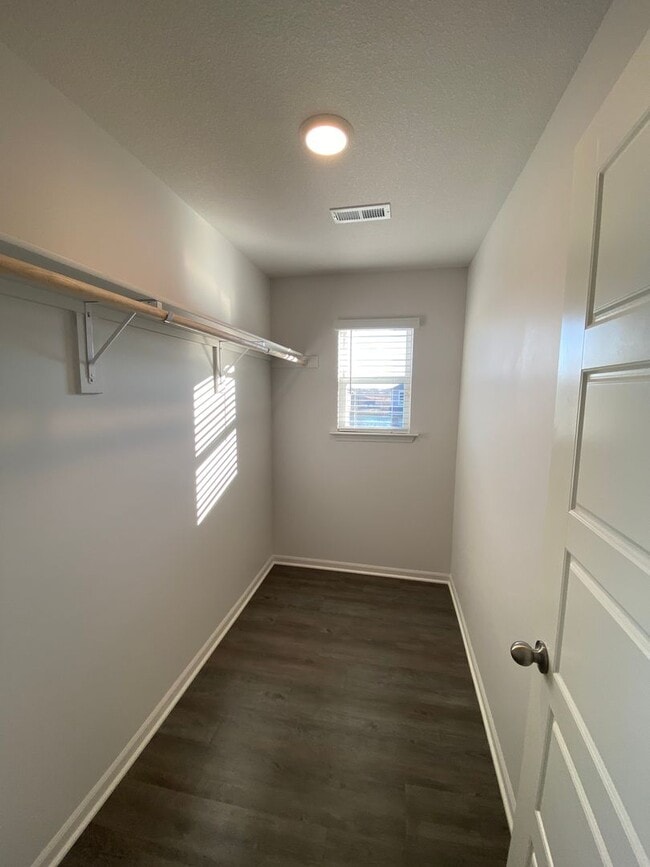 Building Photo - *Pre-leasing* Spacious Three Bedroom | Two and a Half Bath Home in Spring Hill