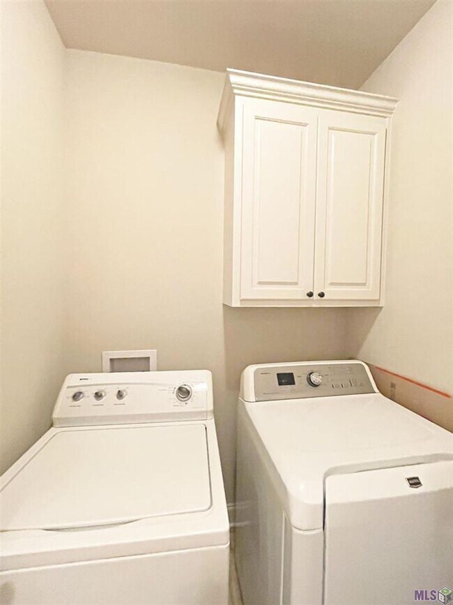 Building Photo - 3 Bedroom House in Gated Community| Community Pool