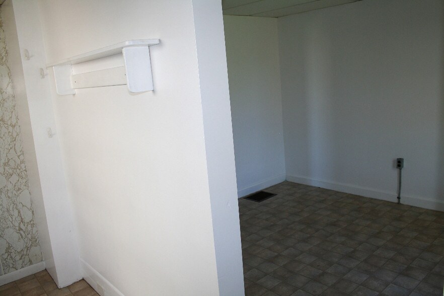 Kitchen looking into dining - 2224 Lincoln St