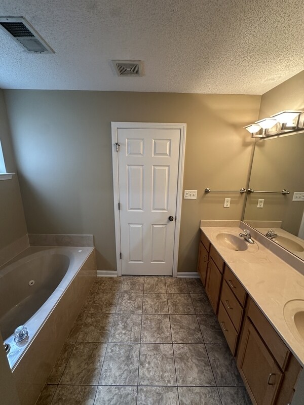 Building Photo - 6703 Einat Cove