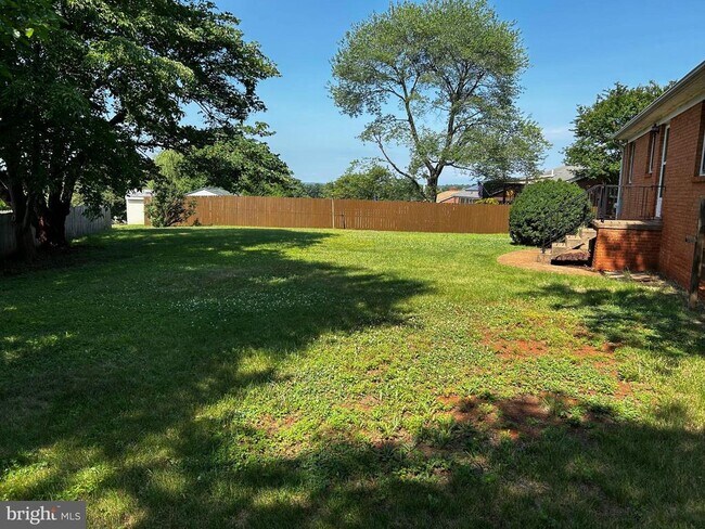 Building Photo - 525 Azalea St