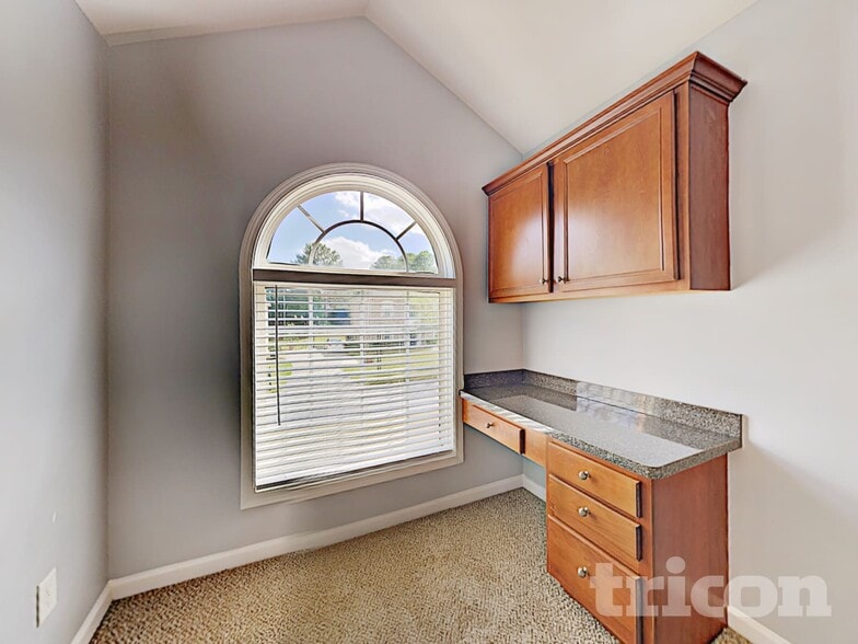 Building Photo - 1228 Saxony Dr SE