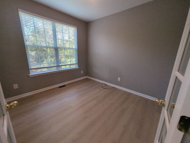 Building Photo - AVAILABLE NOW! 3- or 4-bed/3.5-bath in Bre...