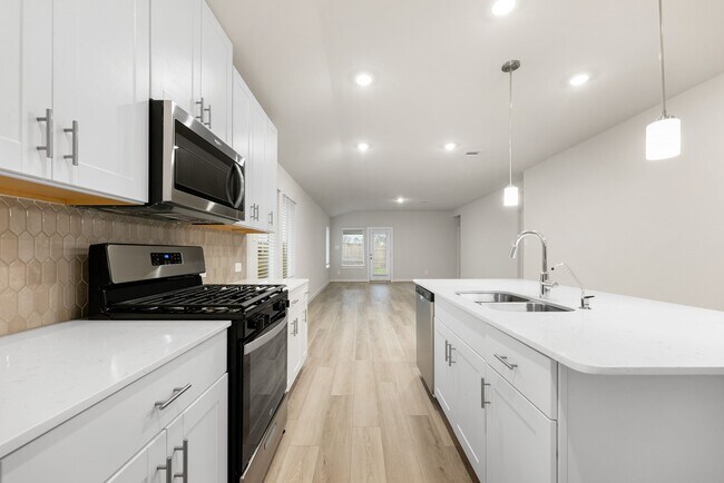 Building Photo - 6611 Castella Dr