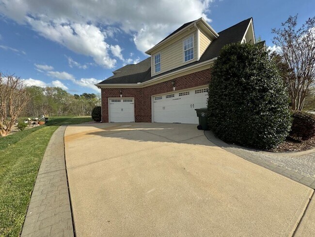 Building Photo - Eagle Ridge Golf Club!