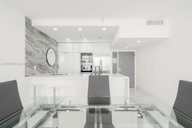 Building Photo - 7601 E Treasure Dr
