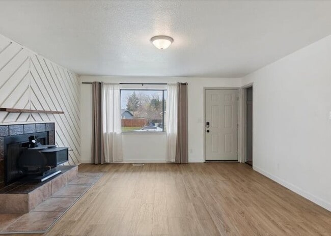 Building Photo - 1319 E Victory Rd