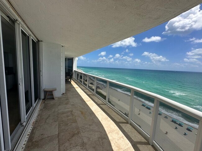 Building Photo - Stunning furnished 3-bedroom, 3-bathroom c...