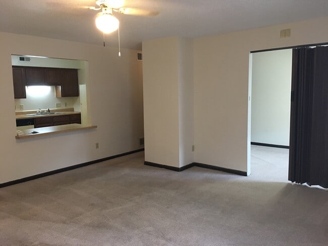 Building Photo - 2 Bedroom Condo Next to East Broadway Shopping