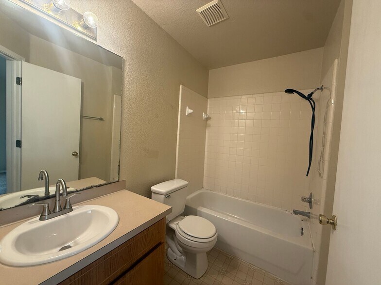 Building Photo - 4000 Doraine Ct