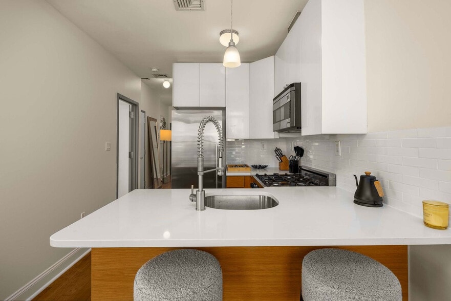 Building Photo - 140 Broadway-SI ID1298277P